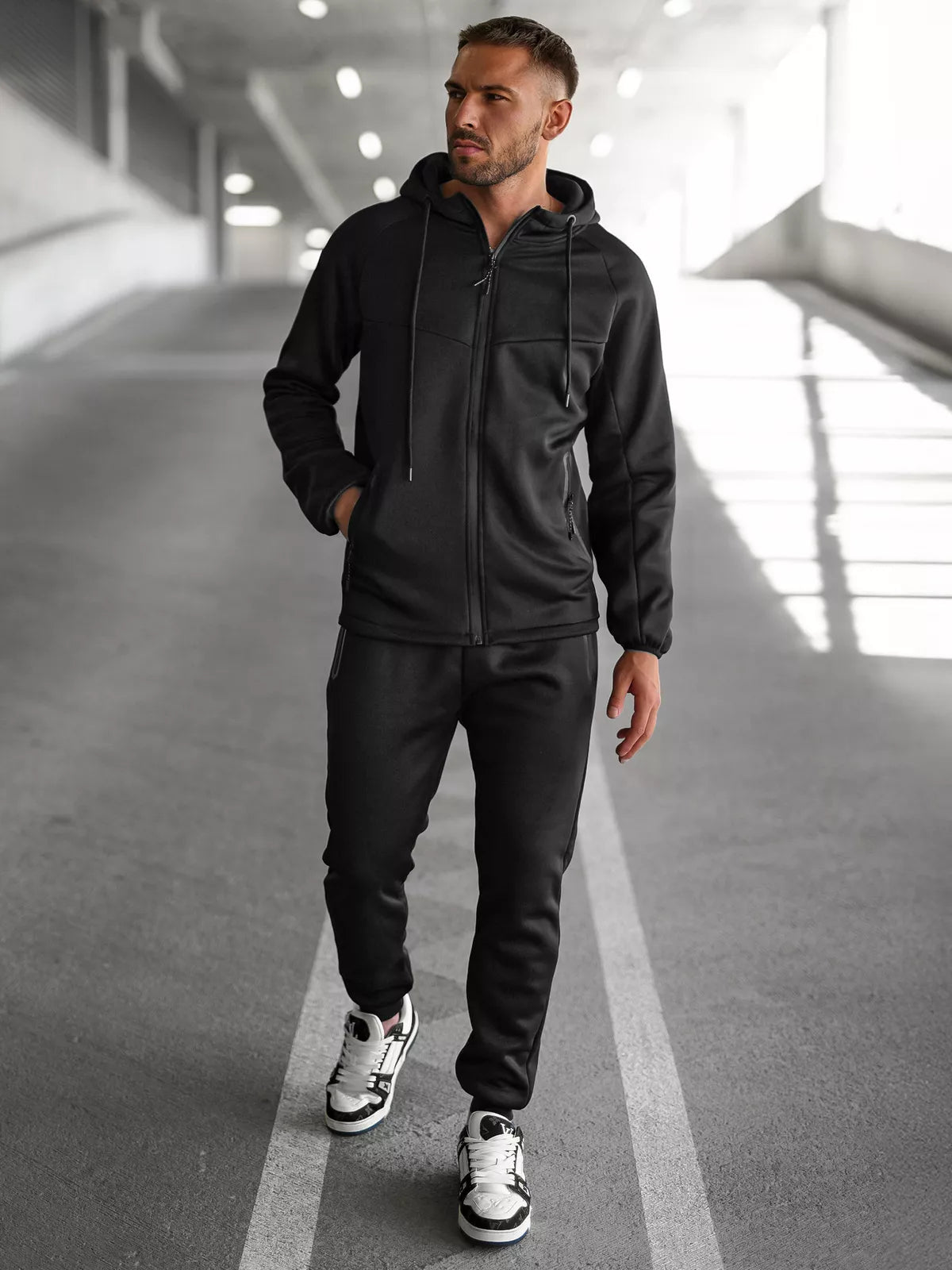 Vyriškas juodas kostiumas Gibon