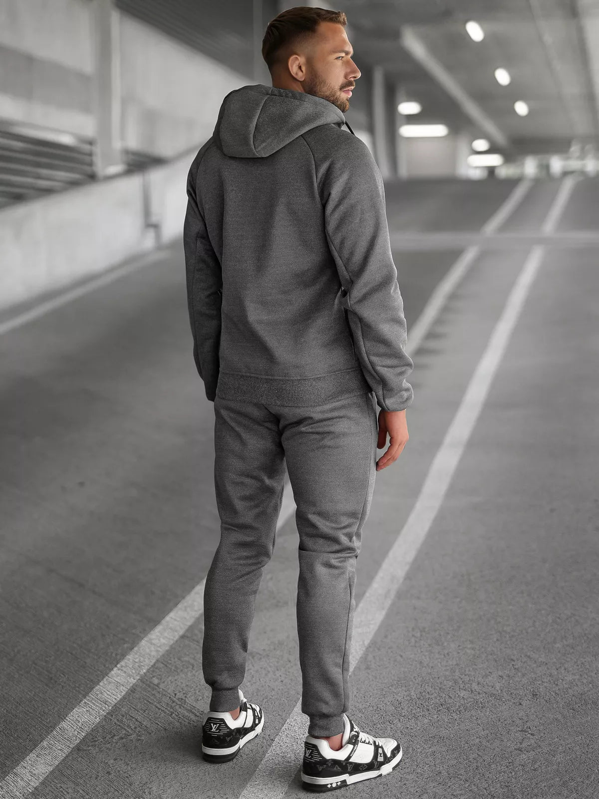 Vyriškas tamsiai pilkas kostiumas Gibon