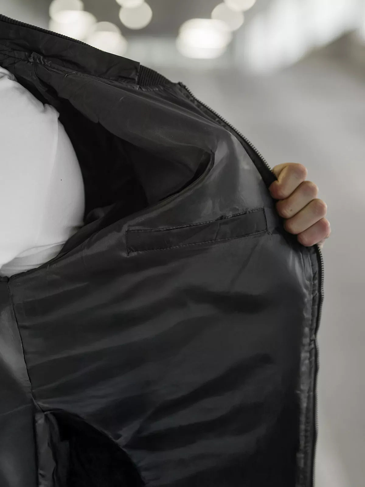 Juoda vyriška striukė su gobtuvu Lator