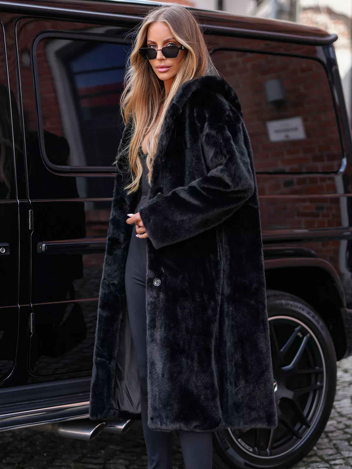 Moteriška ilga juoda žieminė striukė iš dirbtinio kailio Vesta