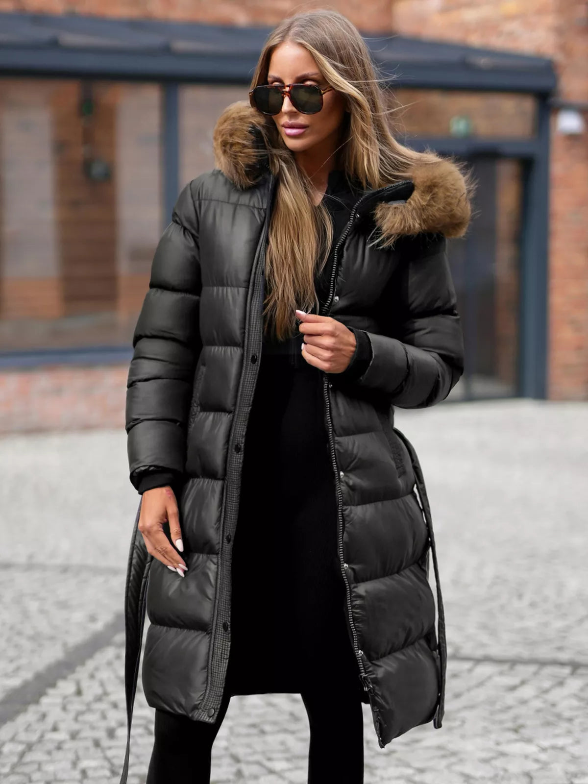 Moteriška juodos spalvos žieminė striukė su gobtuvu Merin