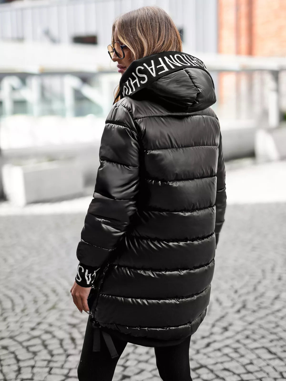 Juoda blizgi striukė Agor