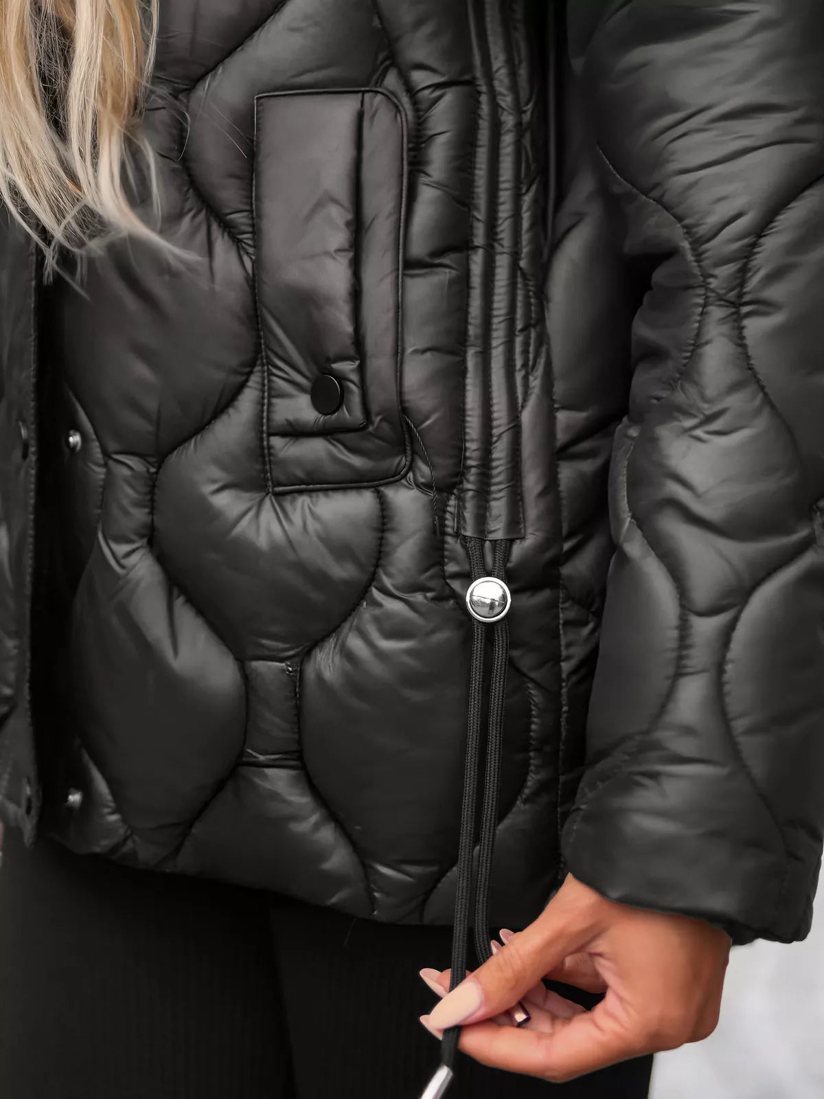 Moteriška juodos spalvos striukė su rudu kailiuku Mona