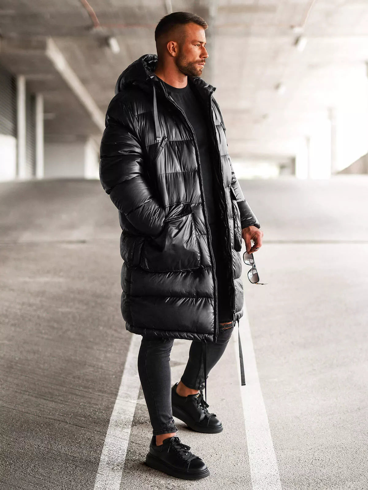 Juoda  blizgi vyriška striukė su gobtuvu Monakko