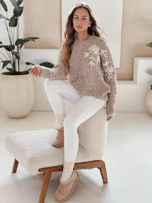 Moteriškas tamsiai rusvas megztinis Daga