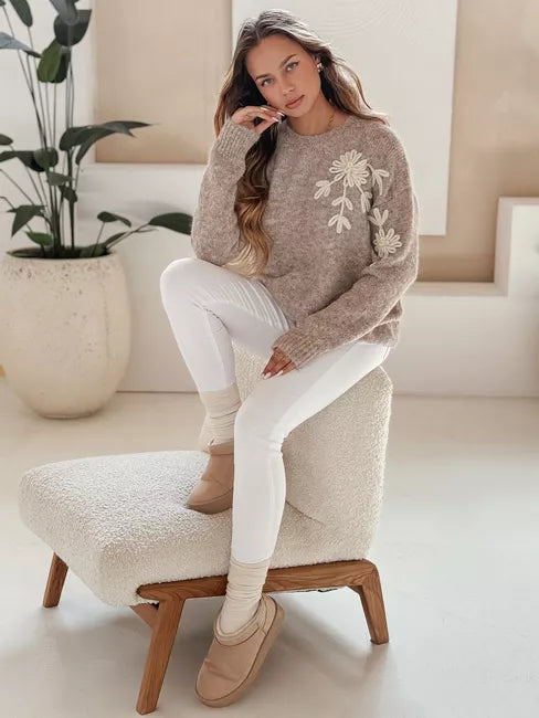 Moteriškas tamsiai rusvas megztinis Daga