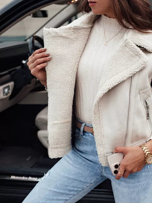 Moteriška balta liemenė su kailiuku Wool