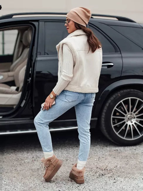 Moteriška balta liemenė su kailiuku Wool