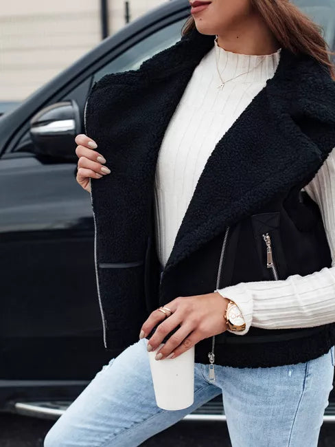 Moteriška juoda liemenė su kailiuku Wool