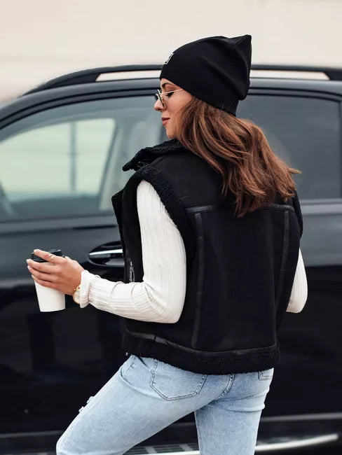 Moteriška juoda liemenė su kailiuku Wool