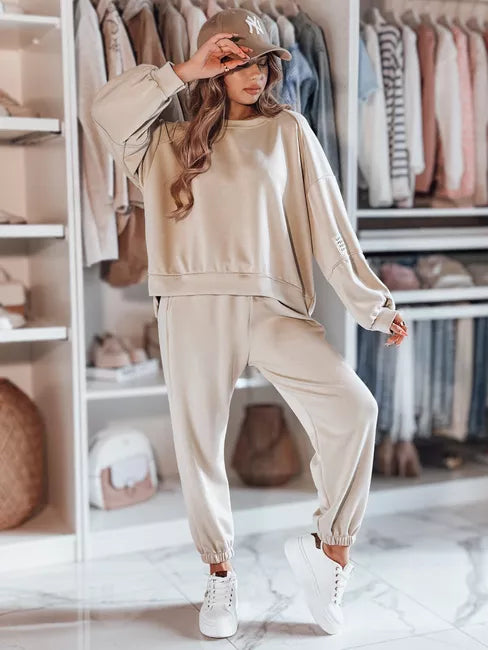 Moteriškas rusvas sportinis kostiumas Dresis