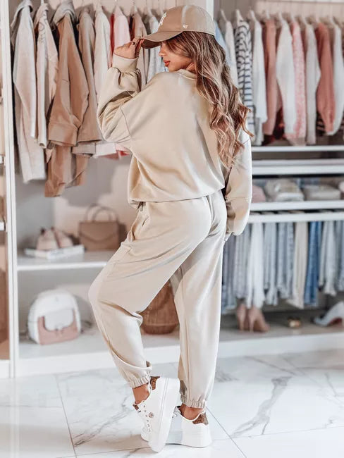 Moteriškas rusvas sportinis kostiumas Dresis