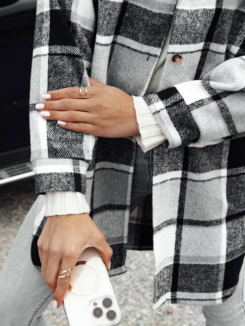 Moteriškas juodas marškinių stiliaus švarkas Plaidify