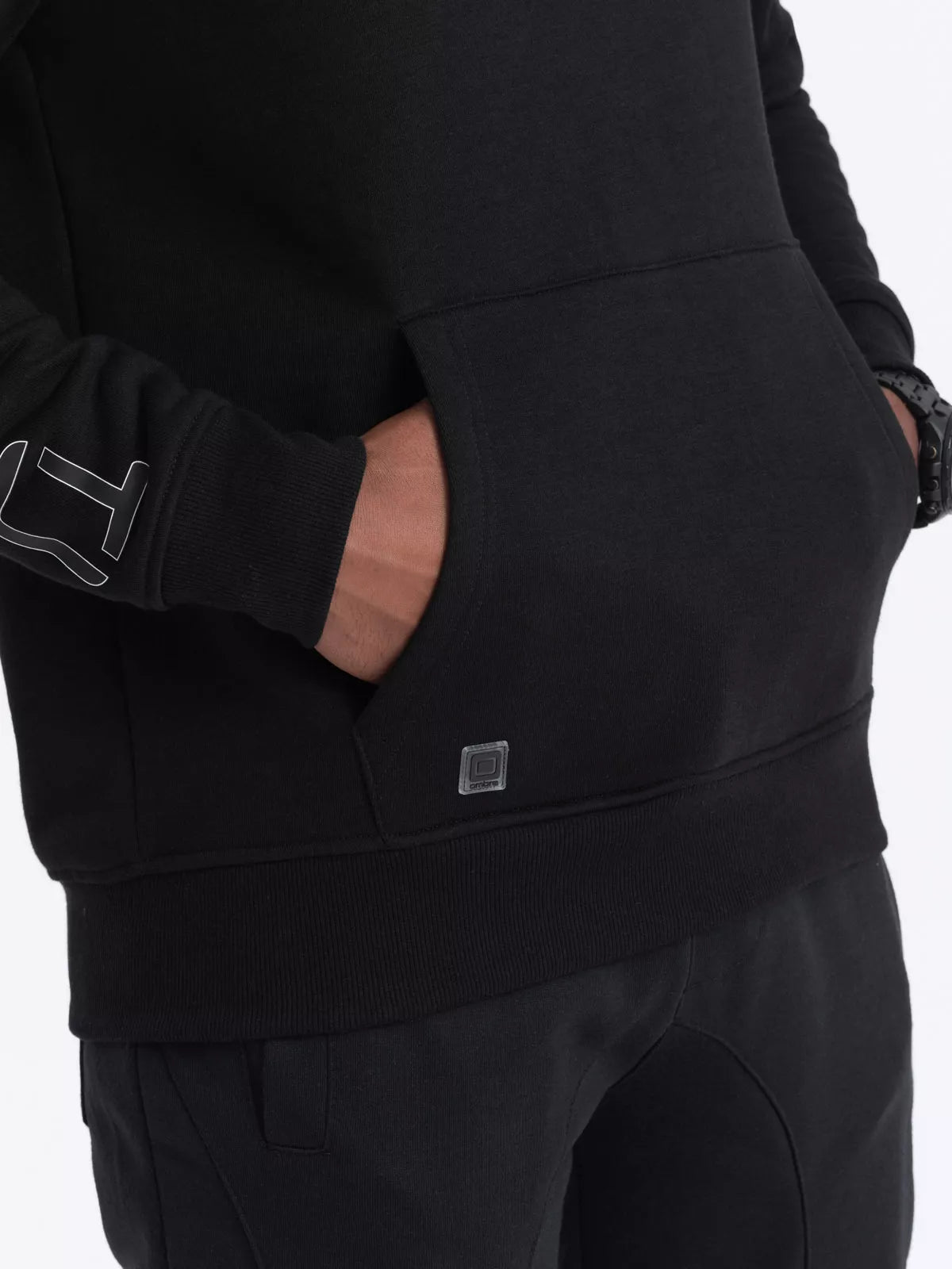 Raudonas džemperis su gobtuvu Vona