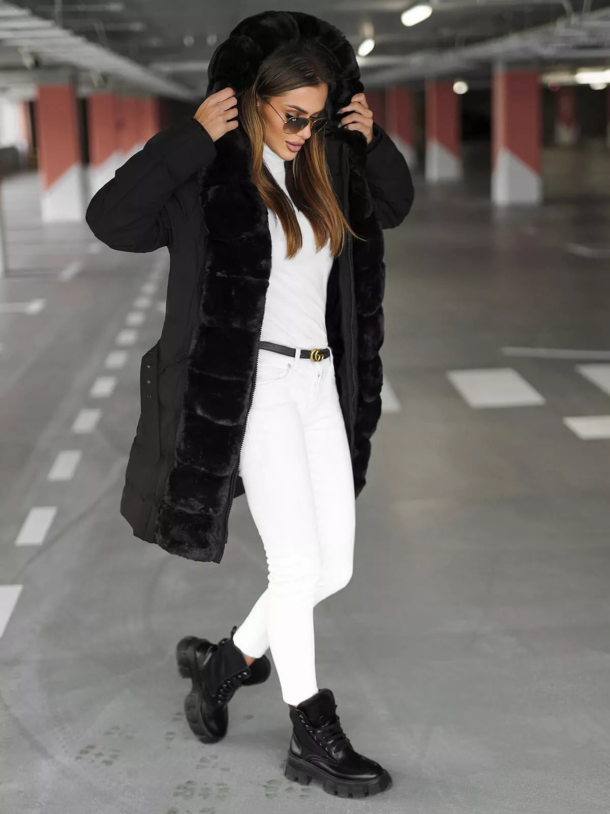 Juoda moteriška žieminė striukė su kailiu Daisy