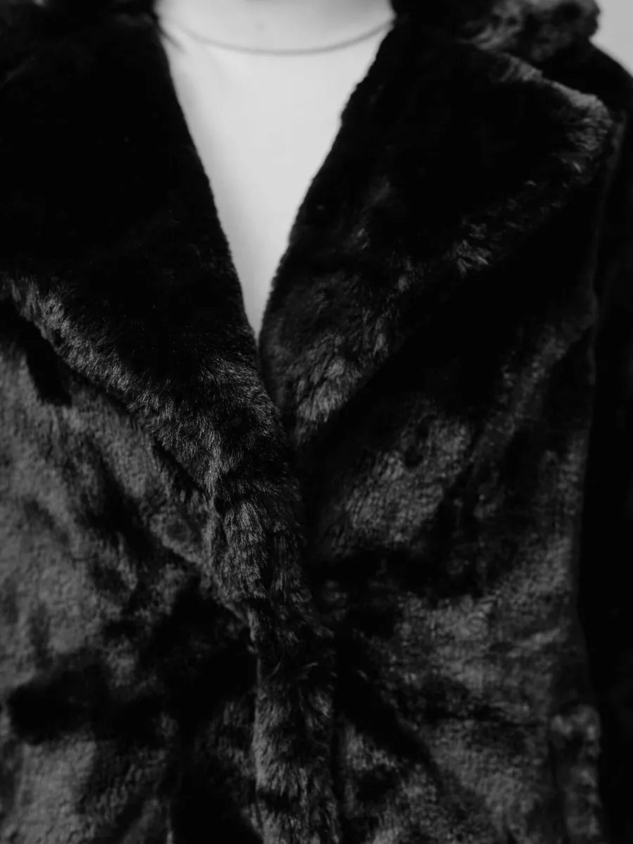 Moteriškas juodos spalvos paltas Klara