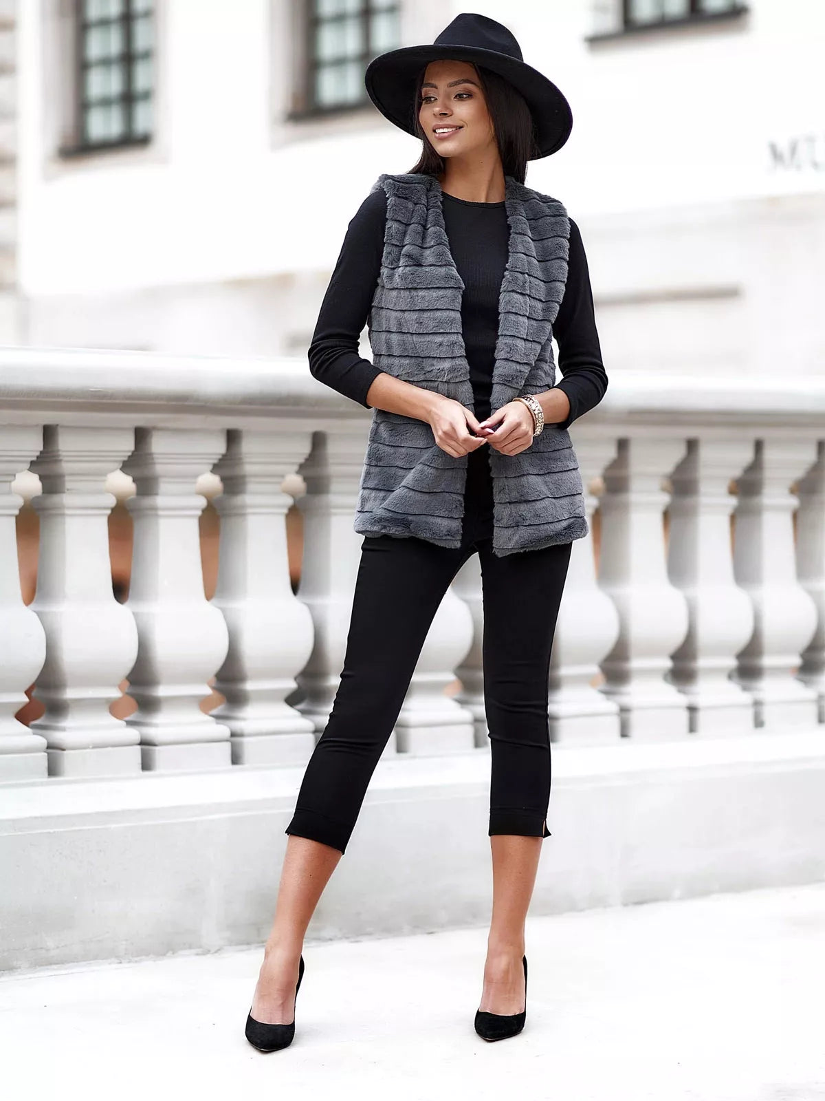 Moteriška tamsiai pilka liemenė Drel