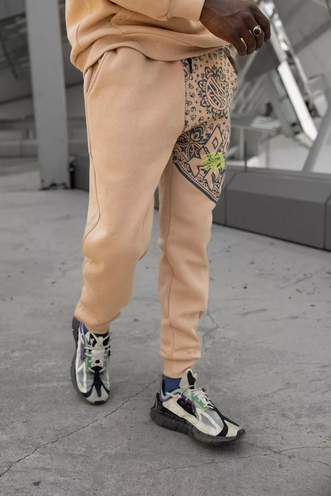 Smėlio spalvos su juodomis detalėmis vyriškos sportinės kelnės Soly