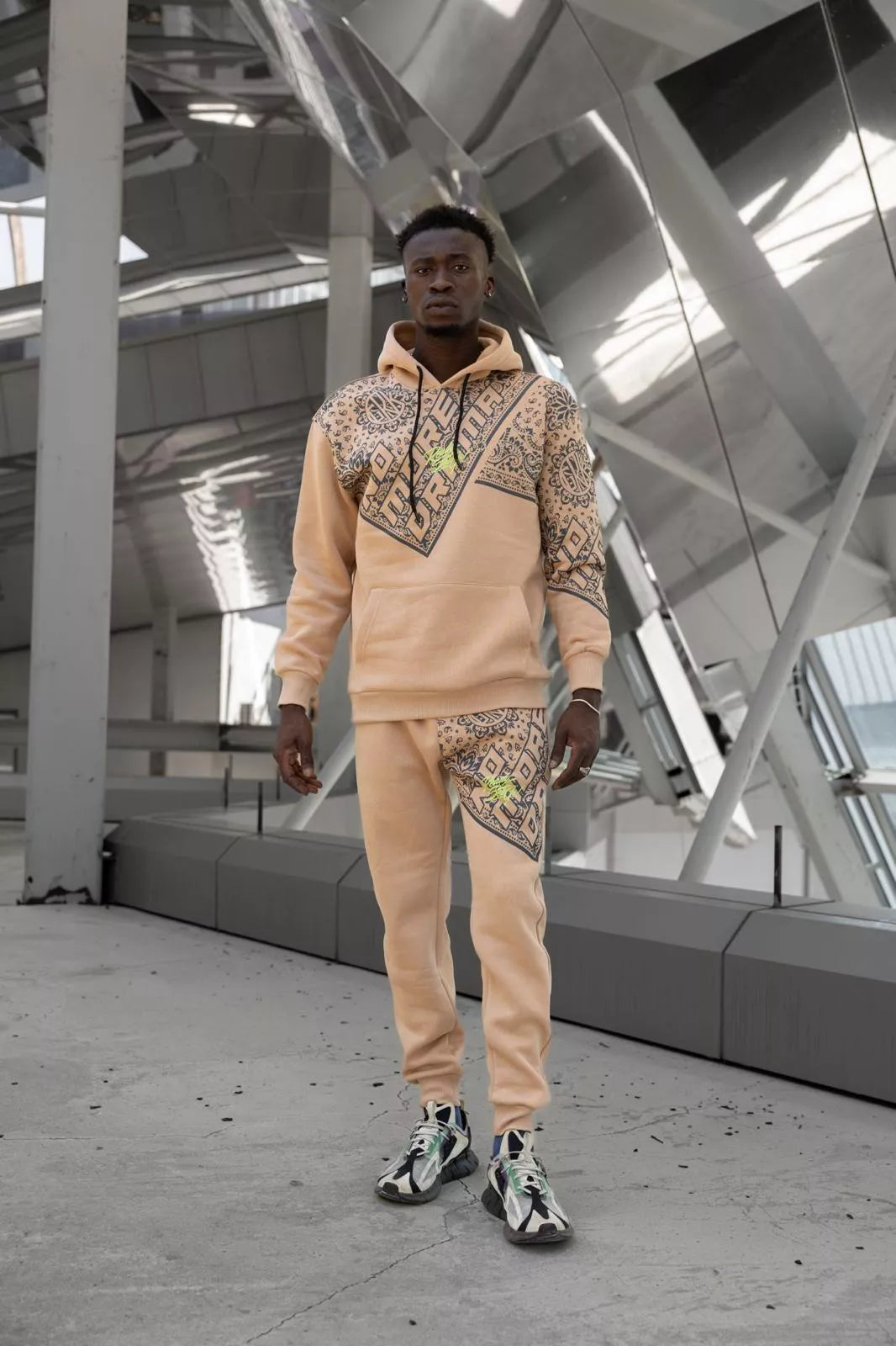 Smėlio spalvos su juodomis detalėmis vyriškos sportinės kelnės Soly