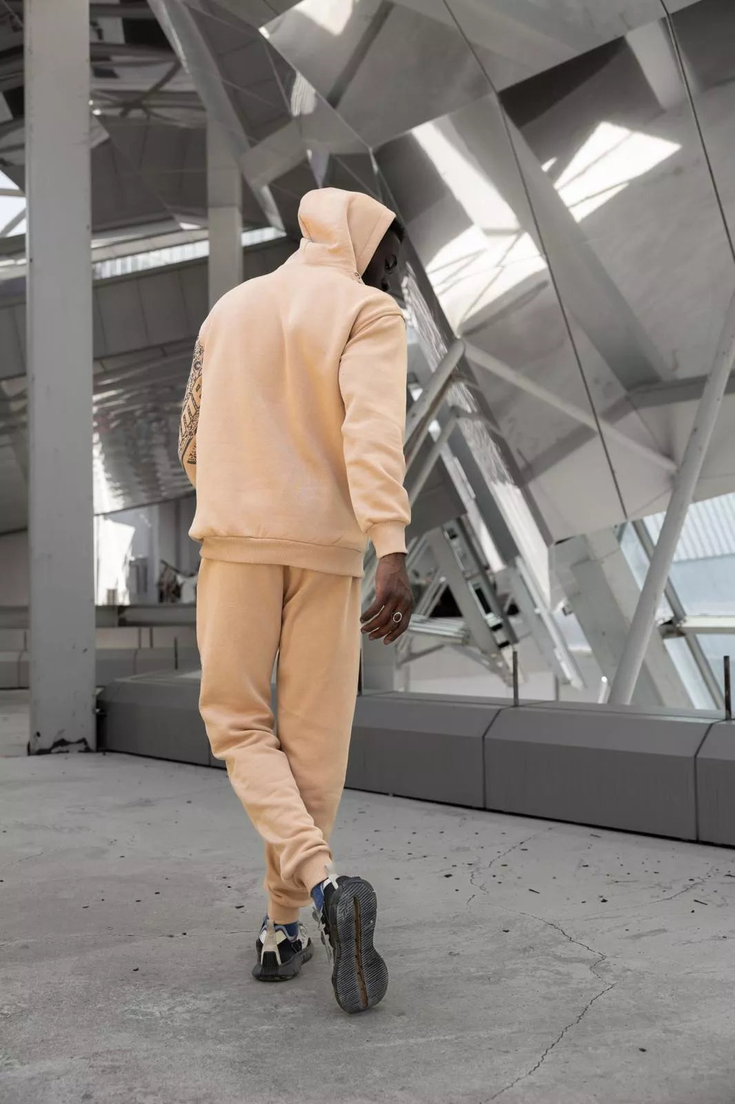 Smėlio spalvos su juodomis detalėmis vyriškos sportinės kelnės Soly