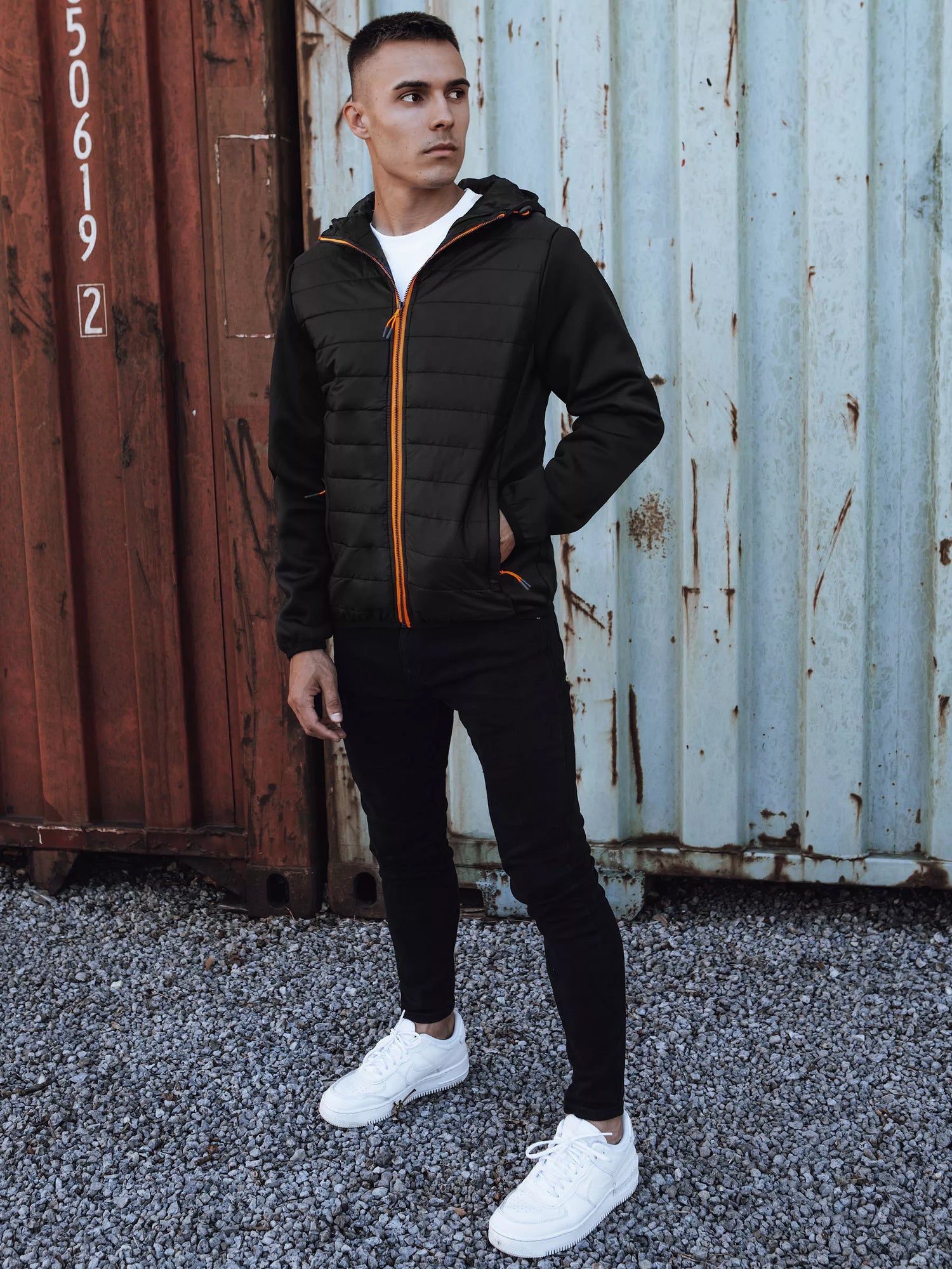 Vyriška juoda striukė su oranžine detale Lucas