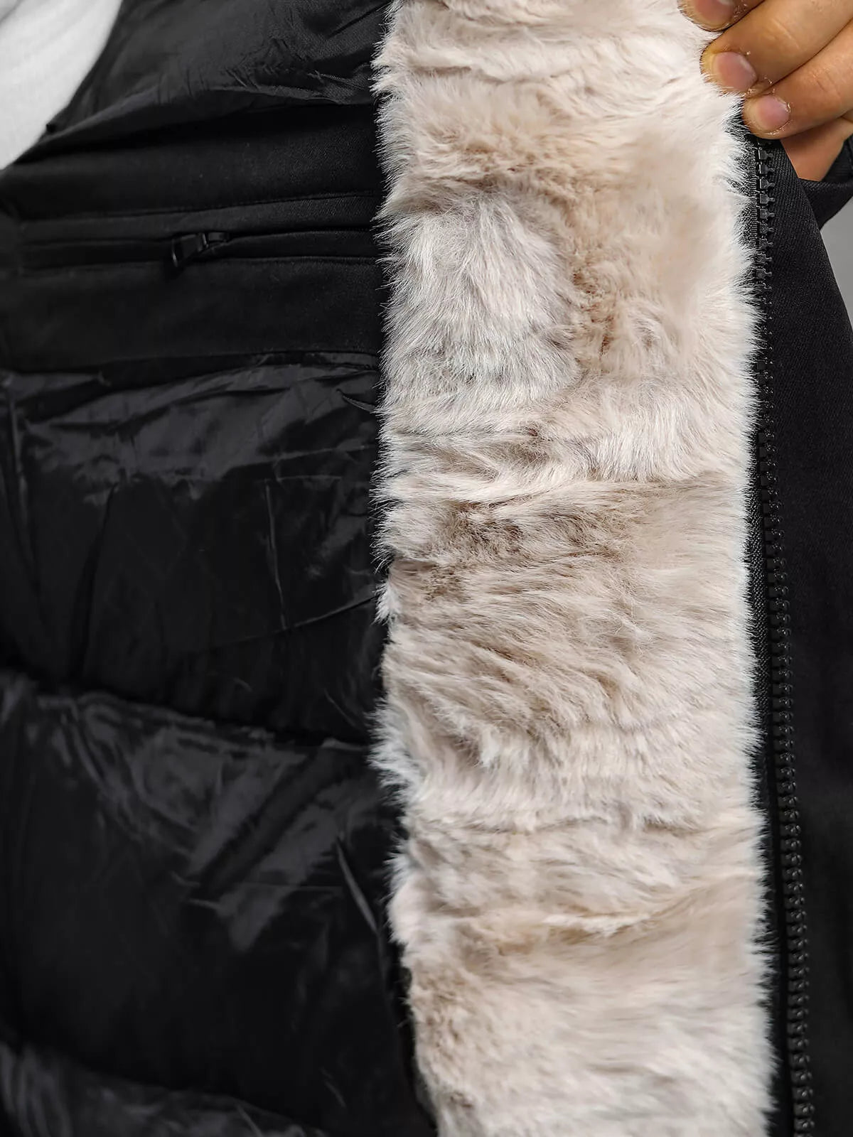 Vyriška juoda žieminė striukė su kailiu Eget