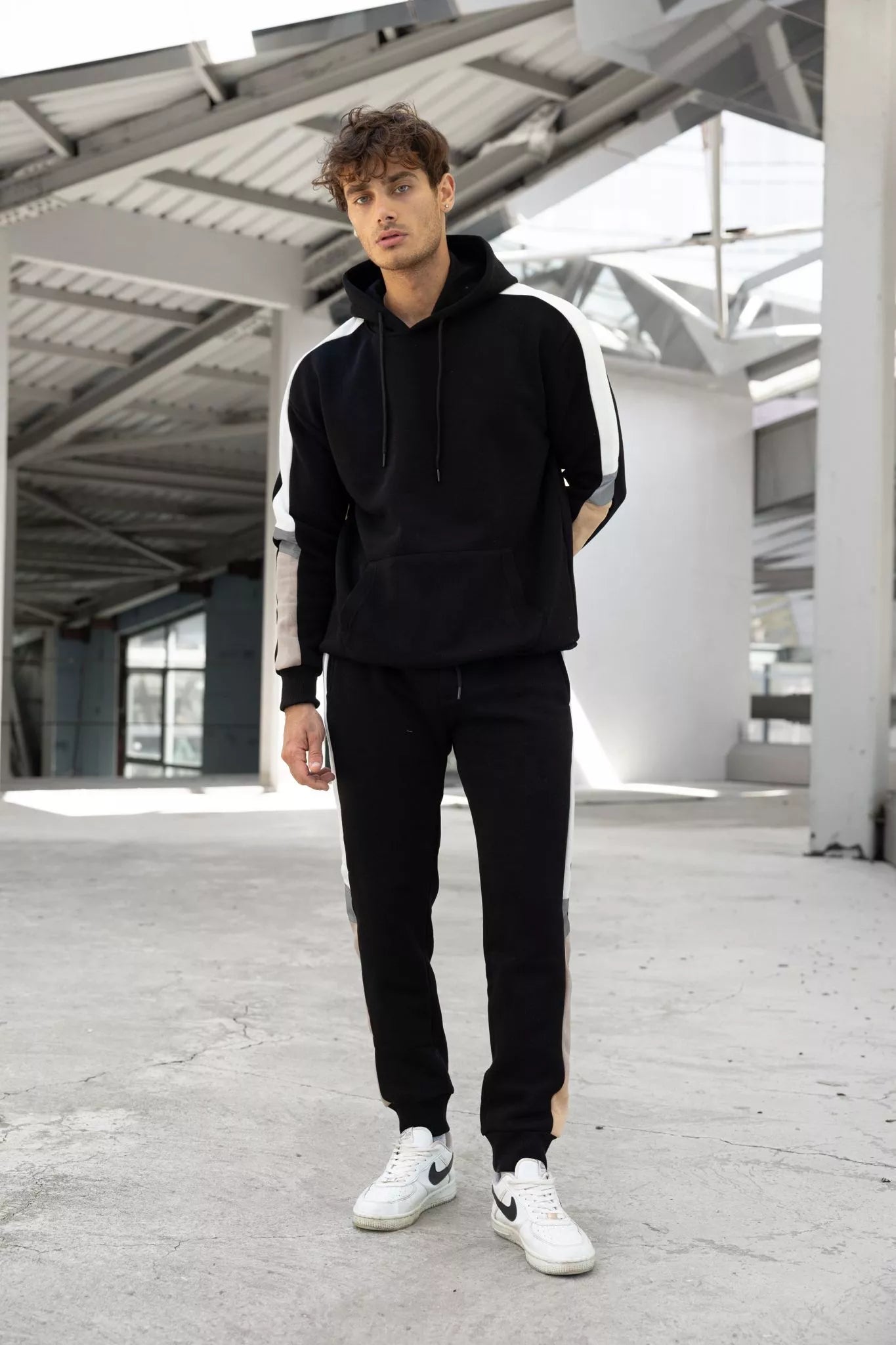 Juodas vyriškas komplektas su balta juostele Core