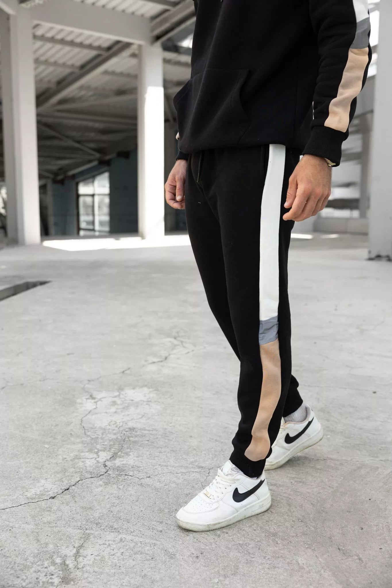 Juodas vyriškas komplektas su balta juostele Core