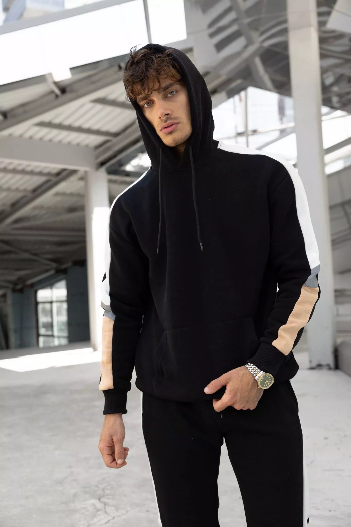 Juodas vyriškas komplektas su balta juostele Core