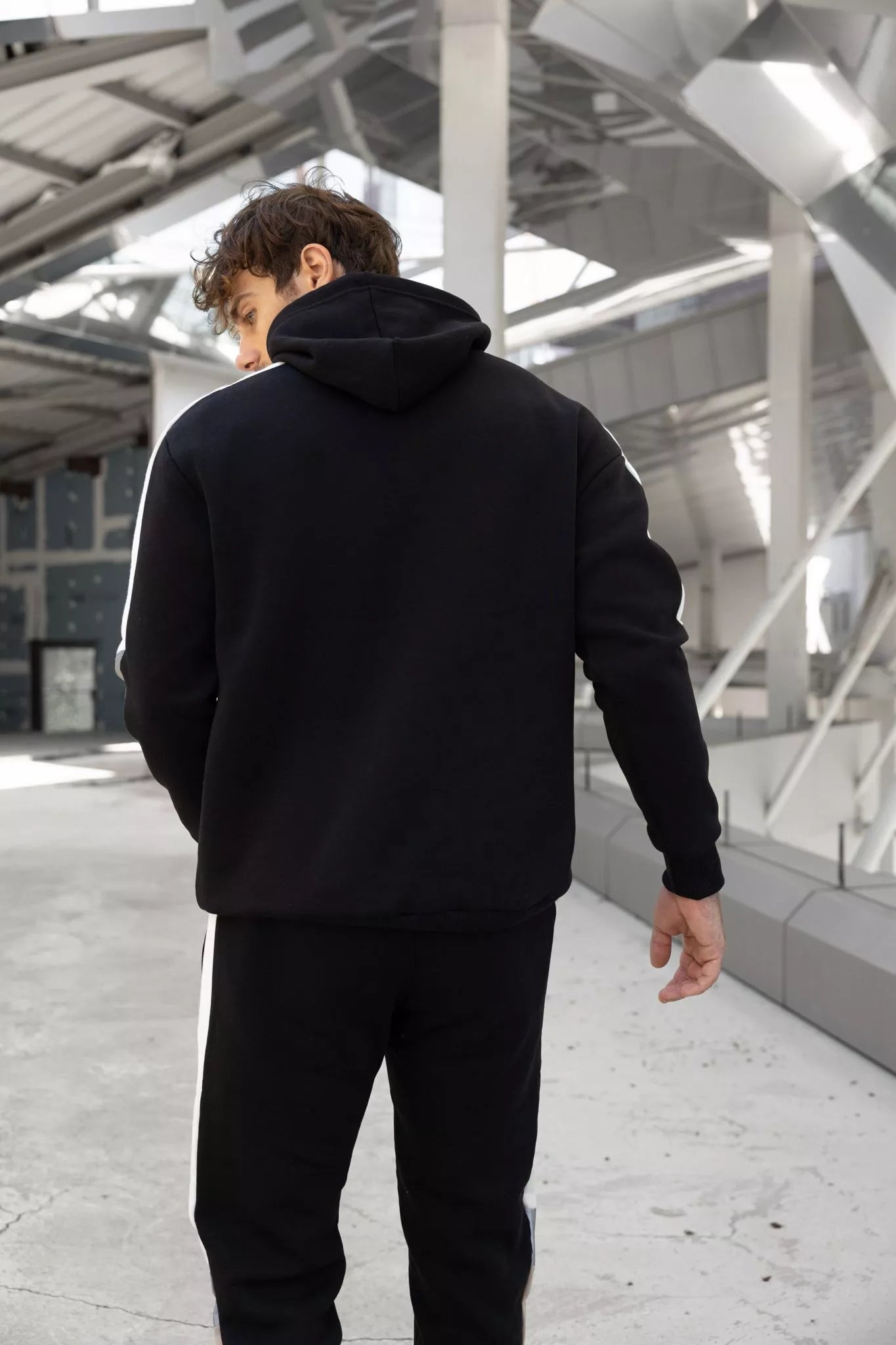 Juodas vyriškas komplektas su balta juostele Core