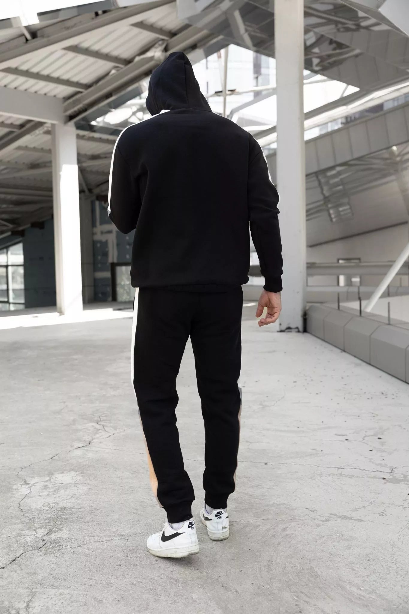 Juodas vyriškas komplektas su balta juostele Core